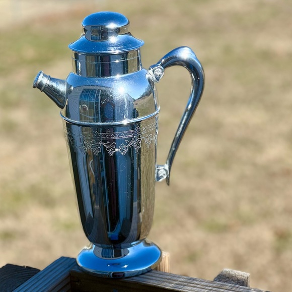 Vintage Martini Shaker Mid-Century Chrome Grapevine with a Pour spout - Picture 16 of 16
